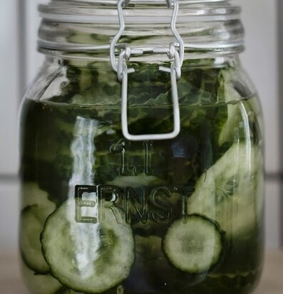 Foto av glasburk med spännlock fylld med skivad gurka