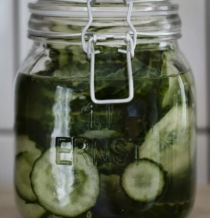 Foto av glasburk med spännlock fylld med skivad gurka