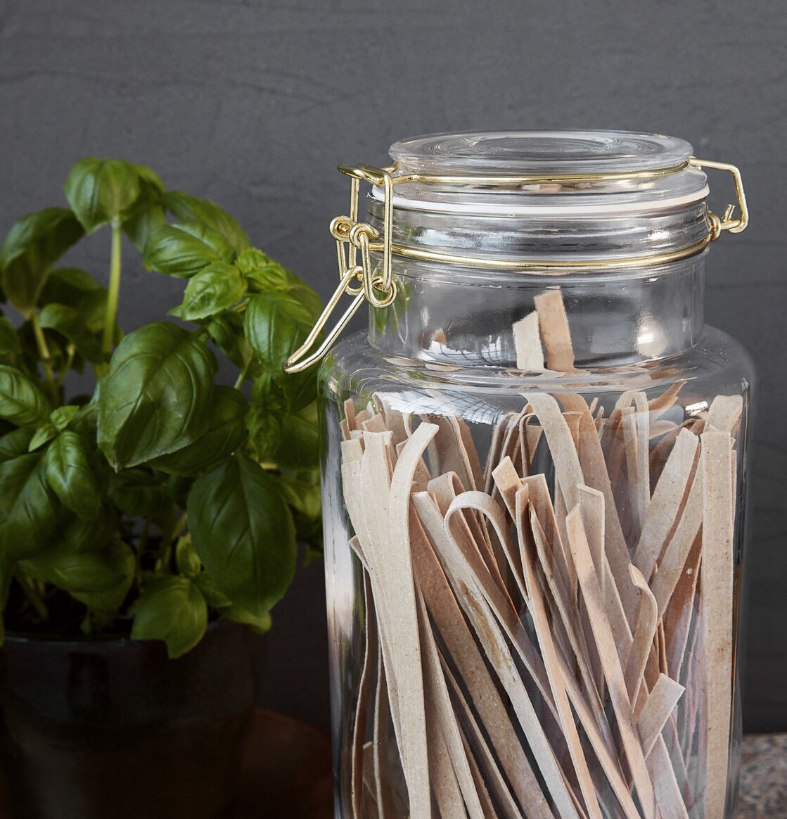 Glasburk Vario från House Doctor fylld med hemlagad pasta