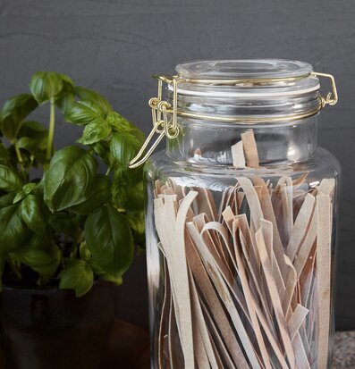 Glasburk Vario från House Doctor fylld med hemlagad pasta