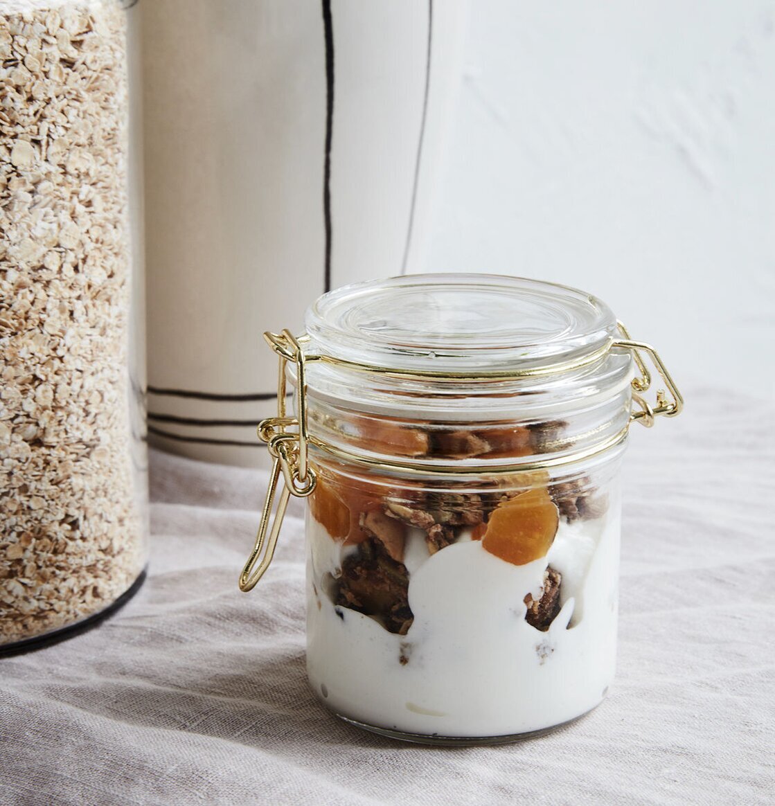 Glasburk Vario från House Doctor fylld med yoghurt och nötter