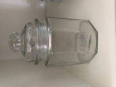 Glasburk Liten Slät från Strömshaga på vit hylla i kök