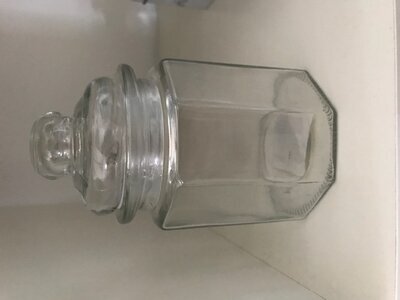 Glasburk Liten Slät från Strömshaga på vit hylla i kök