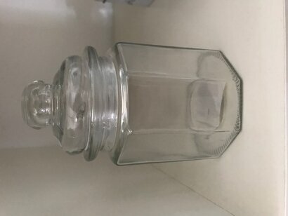 Glasburk Liten Slät från Strömshaga på vit hylla i kök