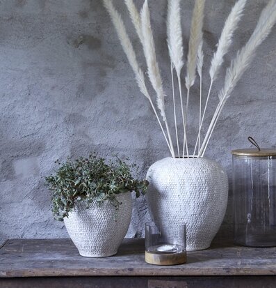 Bild av stilfullt arrangemang på rustikt träbord