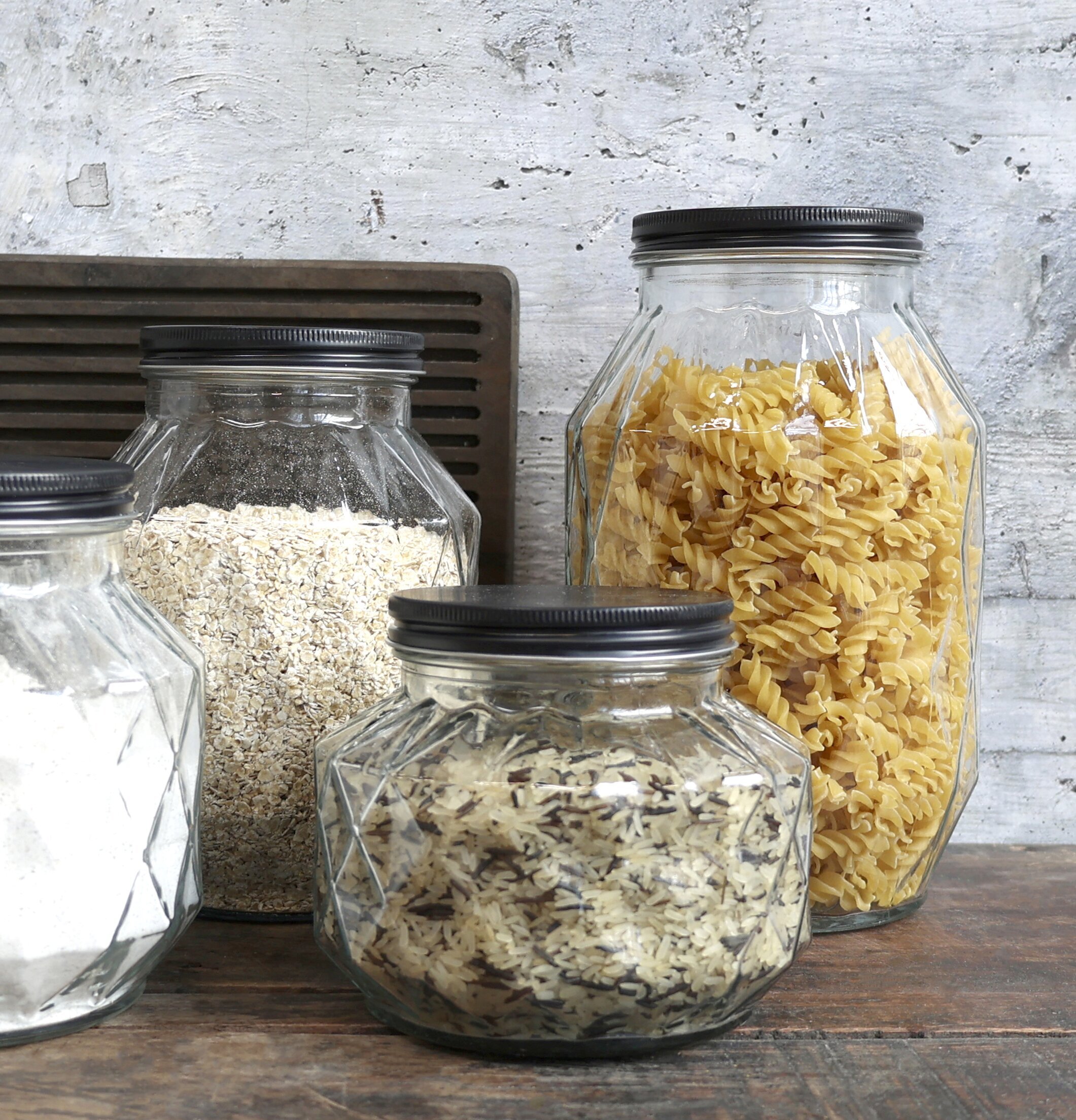 Glasburk Diamant S från Chic Antique på rustik skärbräda