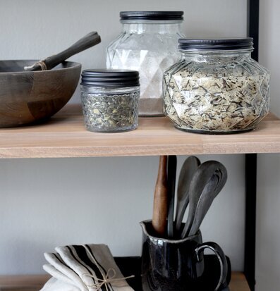 Glasburk Diamant S från Chic Antique på en trähylla i köket