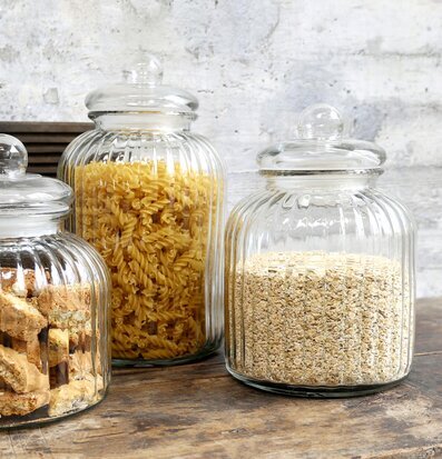 Bild av tre eleganta glasburkar i rustikt kök