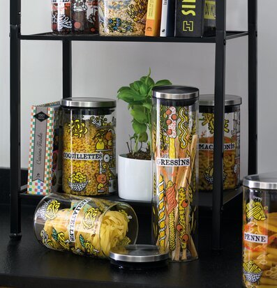 Bild av eleganta och dekorativa glasburkar i köket