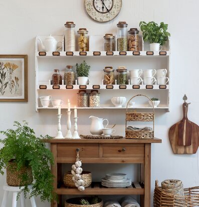 Bild av hemtrevligt kök med glasburkar och växter