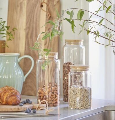 Bild av stilren och praktisk köksförvaring i glas