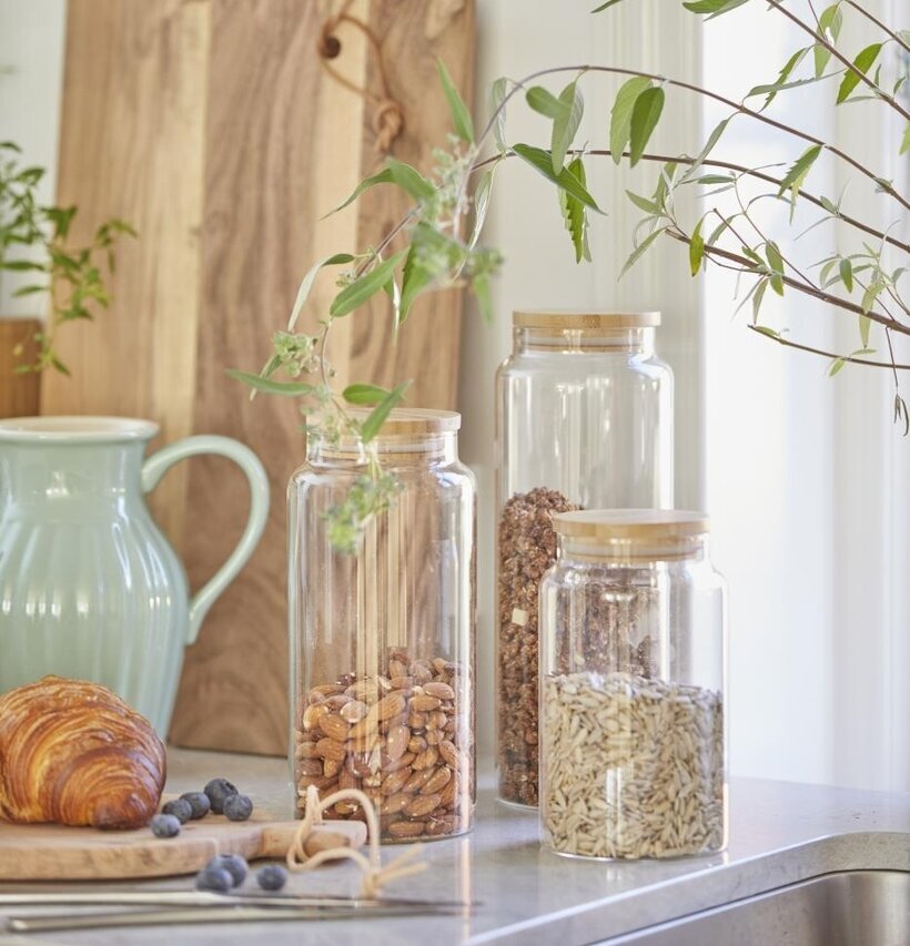 Bild av stilren och praktisk köksförvaring i glas