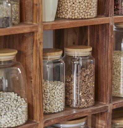 Foto av smakfullt organiserad hylla med glasburkar