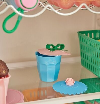 Bild av färgglad och funktionell kylskåpsorganisering