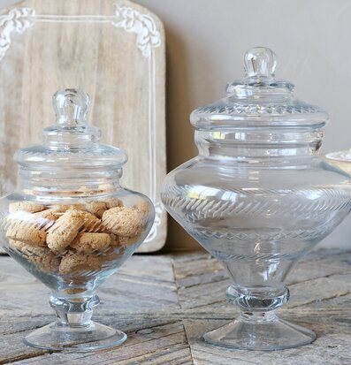 Bild av eleganta glasskärl och rustik köksinredning