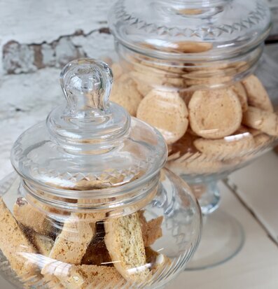 Bild av glaskrukor med kakor mot rustik tegelvägg