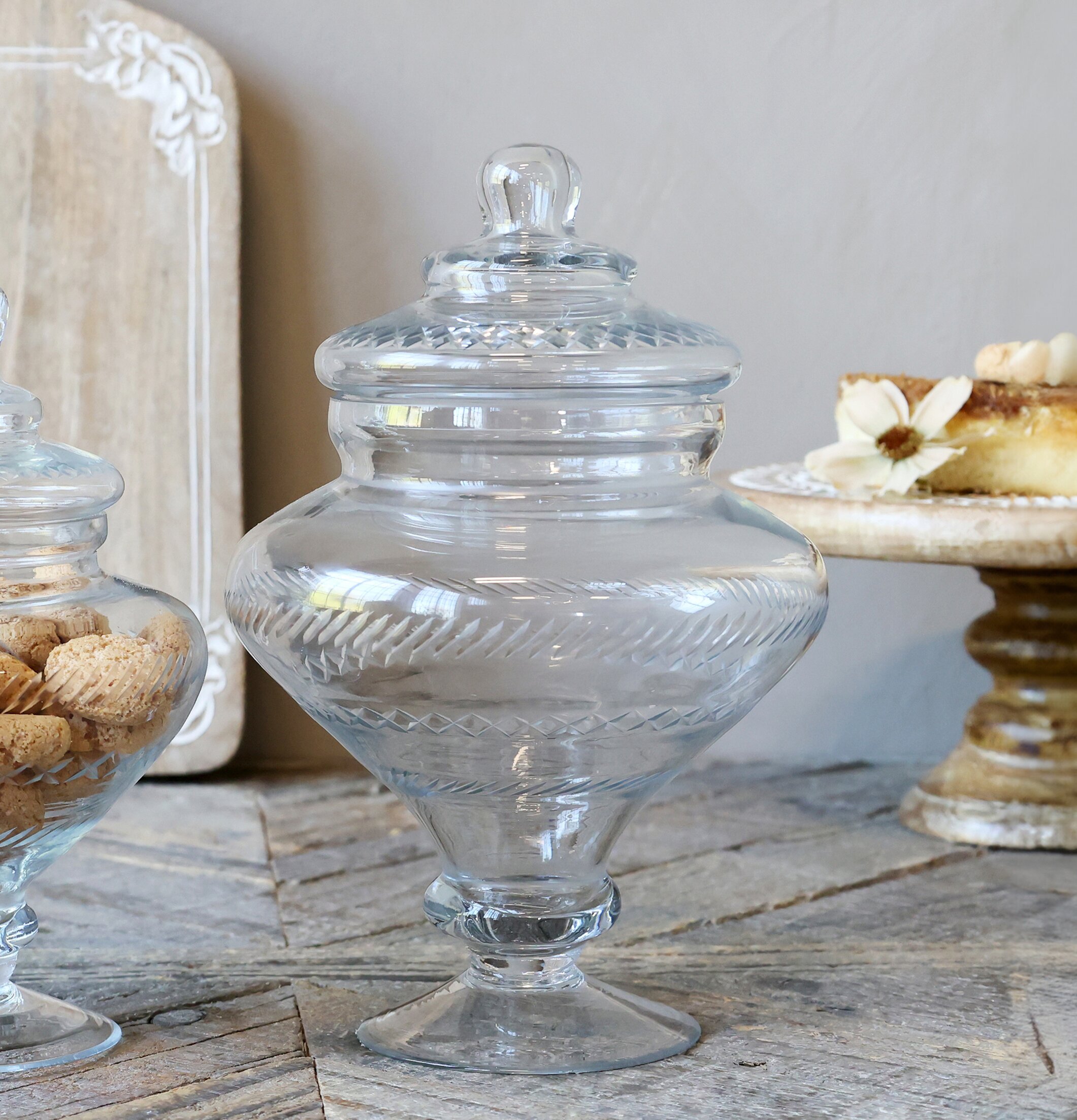 Glaskruka På Fot Ø18 cm från Chic Antique på rustikt bord