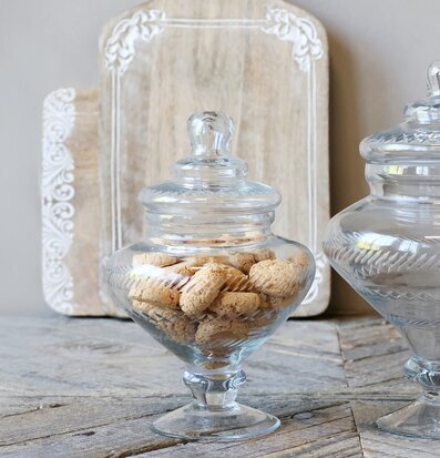 Bild av elegant glaskruka med småkakor på träbord