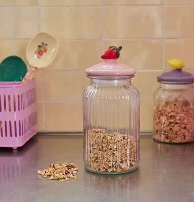 Bild av stilren köksförvaring med färgglada detaljer