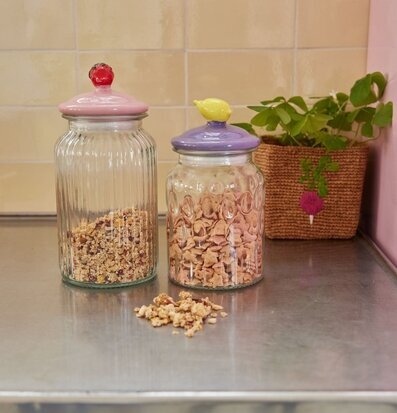 Bild av charmiga glasburkar med färgglada lock