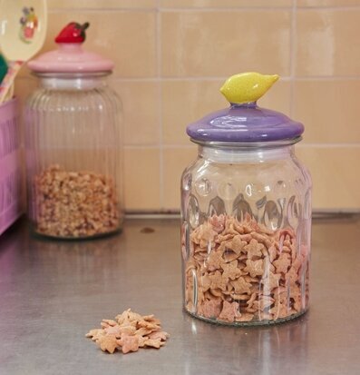 Bild av ett stilfullt kök med glasburkar och kex