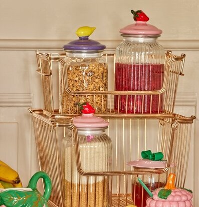 Bild av färgglada glasburkar i stilfullt arrangemang