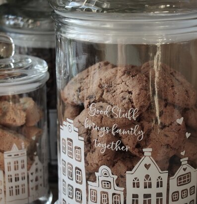 Bild av glasburk med kakor och charmiga dekorationer