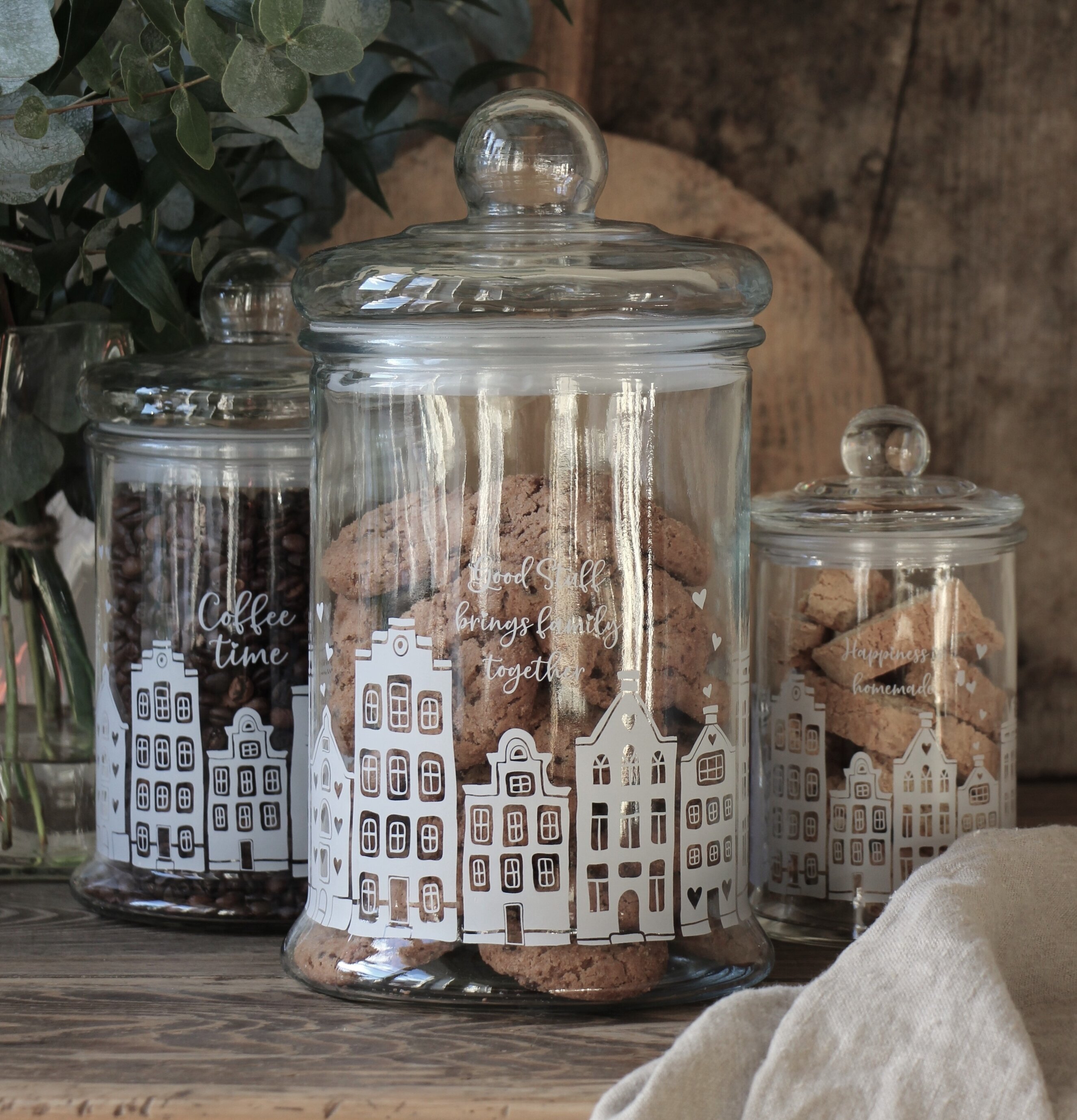 Foto av inbjudande glasburkar med hemtrevlig känsla