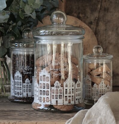 Foto av inbjudande glasburkar med hemtrevlig känsla