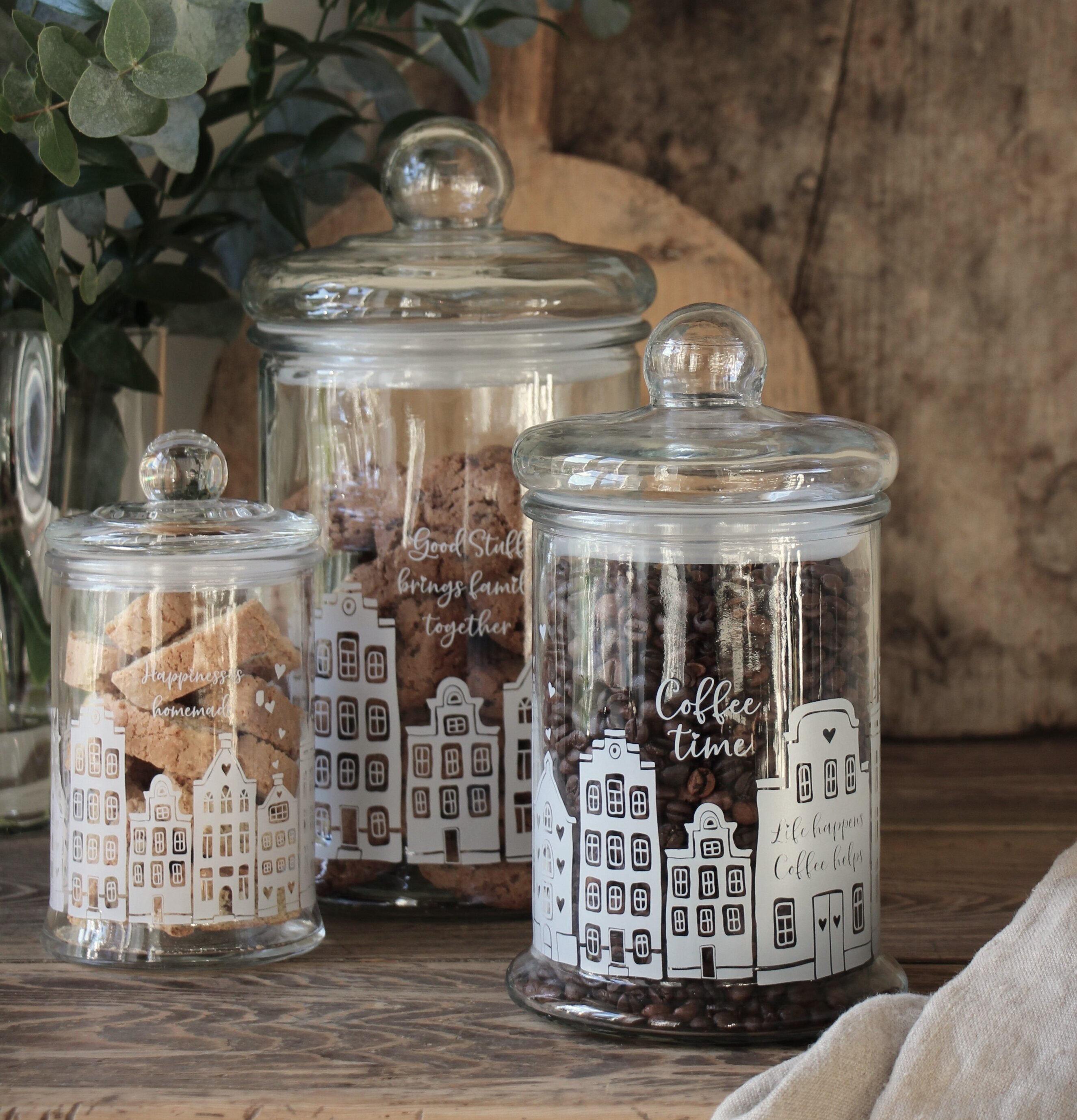 Bild av dekorativa och funktionella glasburkar i köket