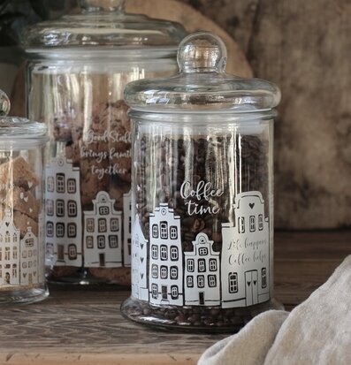 Bild av tre charmiga glasburkar på rustik träyta