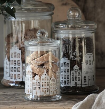 Bild av stilfulla glasburkar med charmiga husmotiv