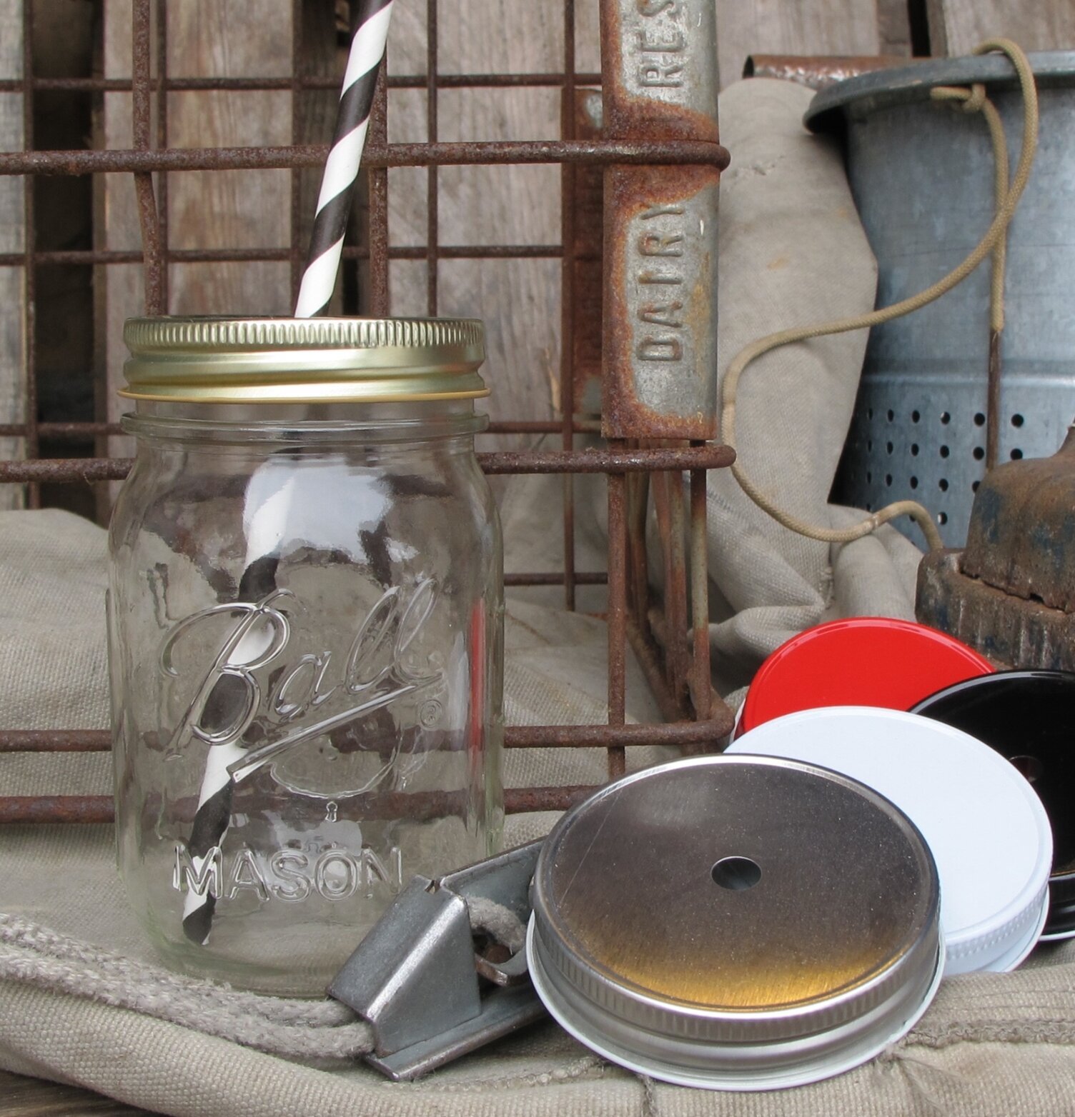 Bild av glasburk i rustik miljö med lock och sugrör