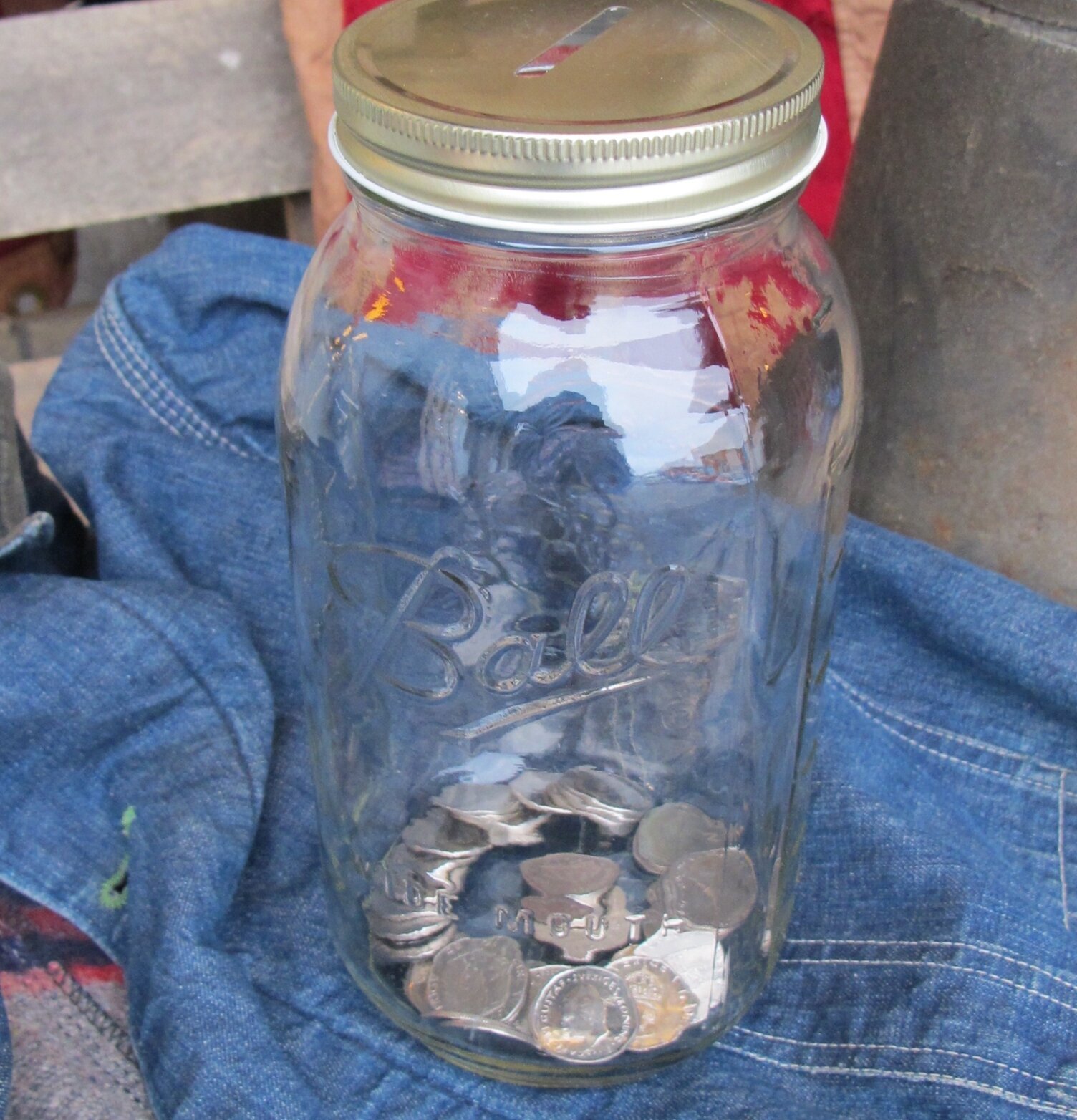 Bild av glasburk med mynt och gyllene metallock