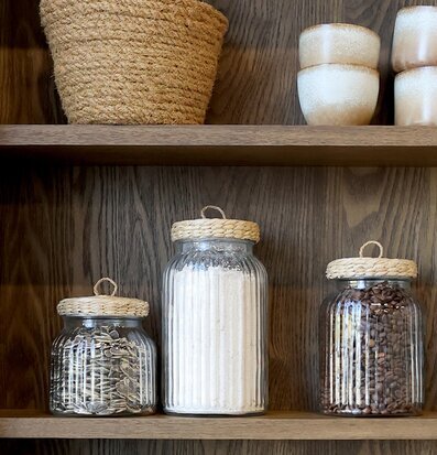 Bild av stilfulla glasburkar med flätade lock i köket