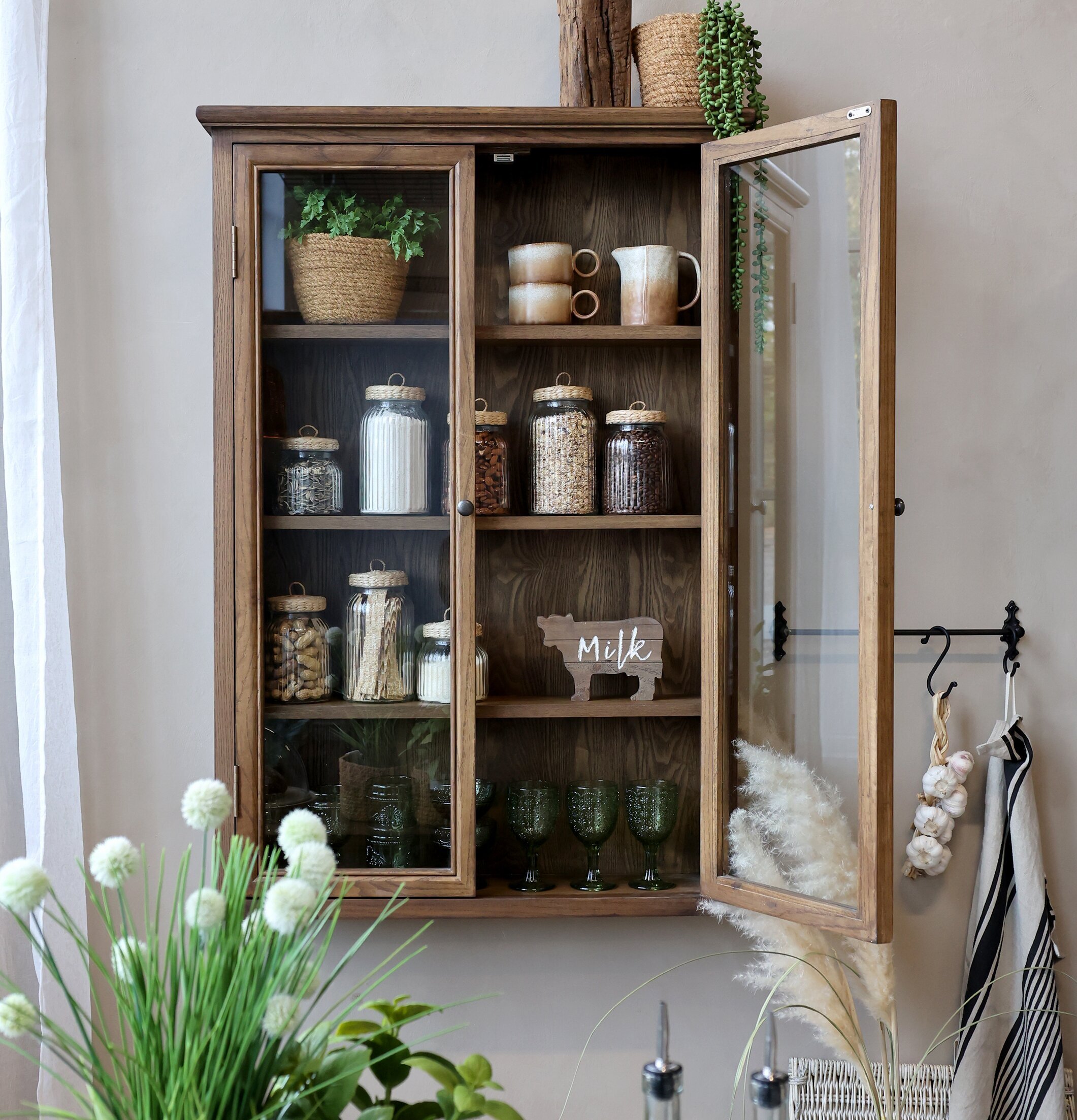 Bild av elegant köksskåp med glasburkar och dekorationer