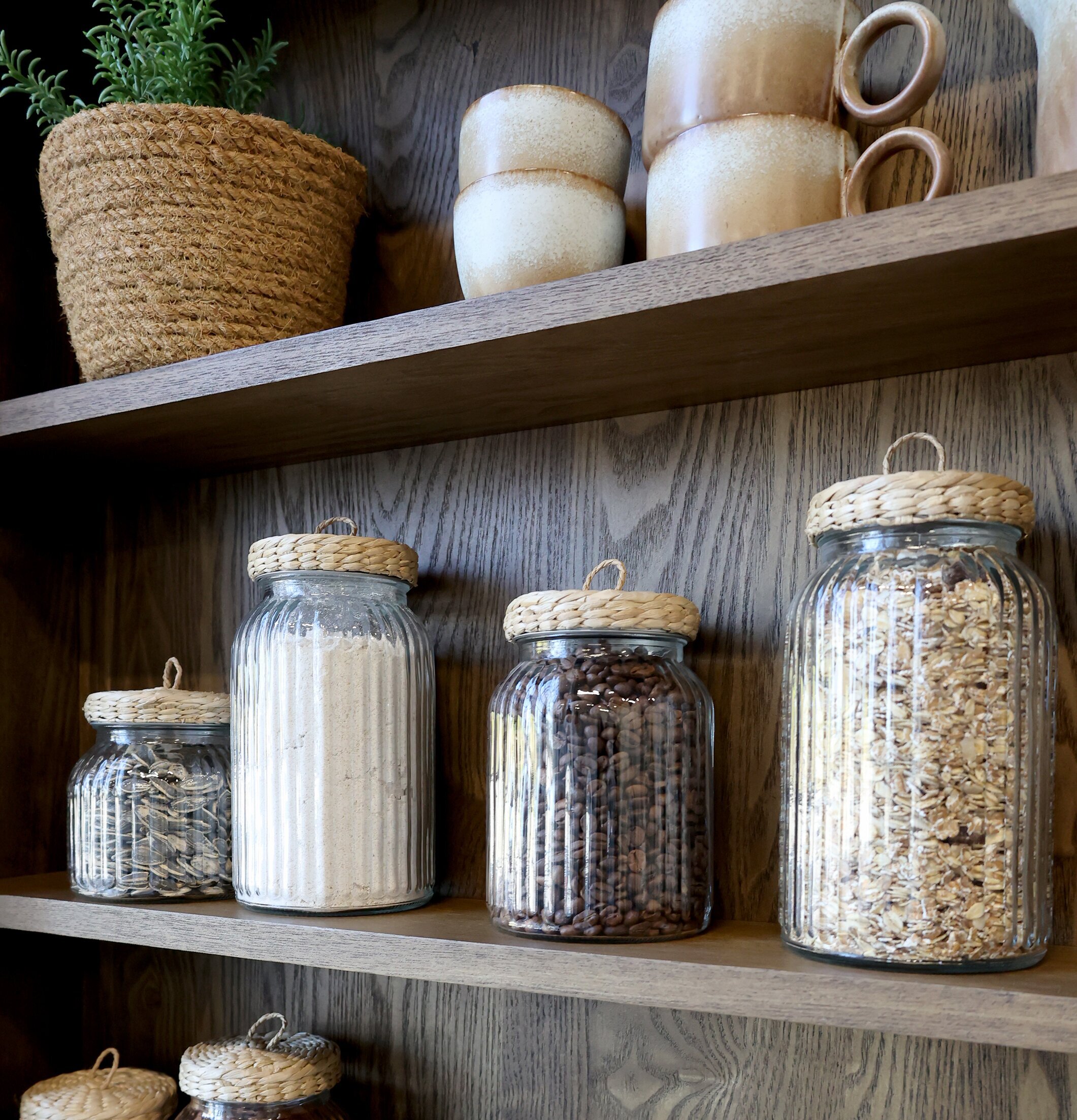 Bild av stilfulla glasburkar med naturliga detaljer