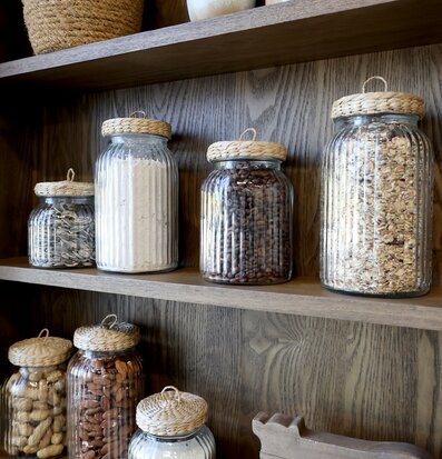 Bild av stilfullt arrangerade glasburkar i köksmiljö