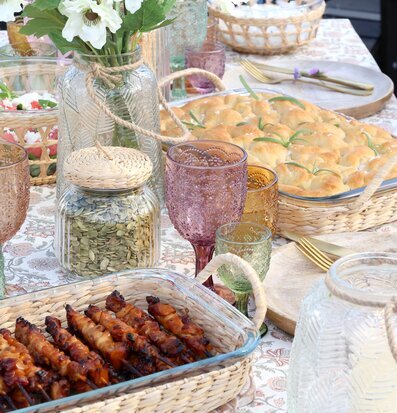 Bild av vackert dukat bord med harmonisk inredning