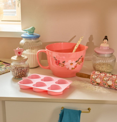 Bild av ljust kök med pastell, glasburkar och bakglädje