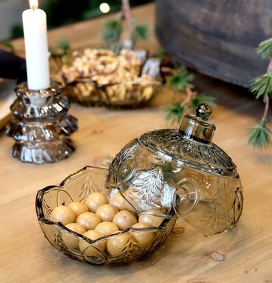 Bild av dekorativ glasburk med snacks i hemtrevlig miljö