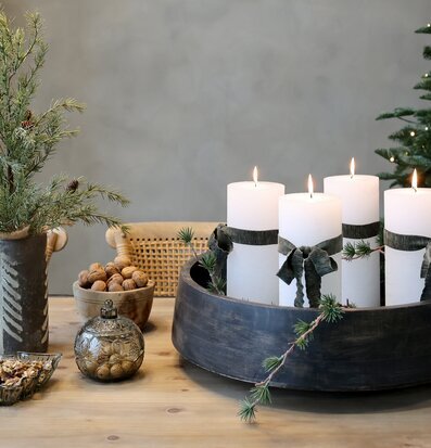 Bild på vinterdukning med glasburk, blockljus och grankvistar