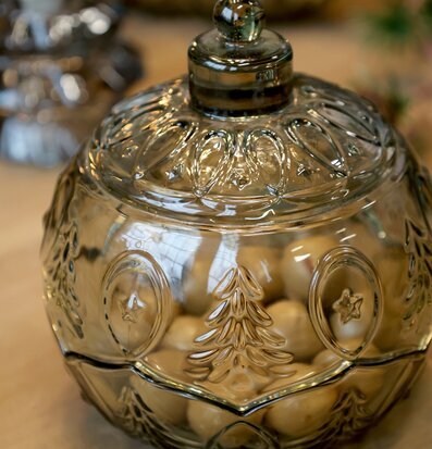 Bild på olivgrön glasburk med julmotiv och dekorativ förvaring