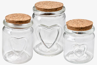 Foto: Tre glasburkar med korklock och hjärtformad relief