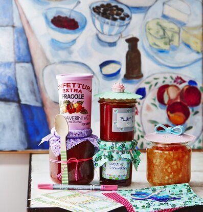 Bild av konstnärligt arrangerade glasburkar och tyger