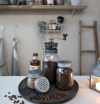 Foto köksbänk med glasburkar, kaffebönor och lykta