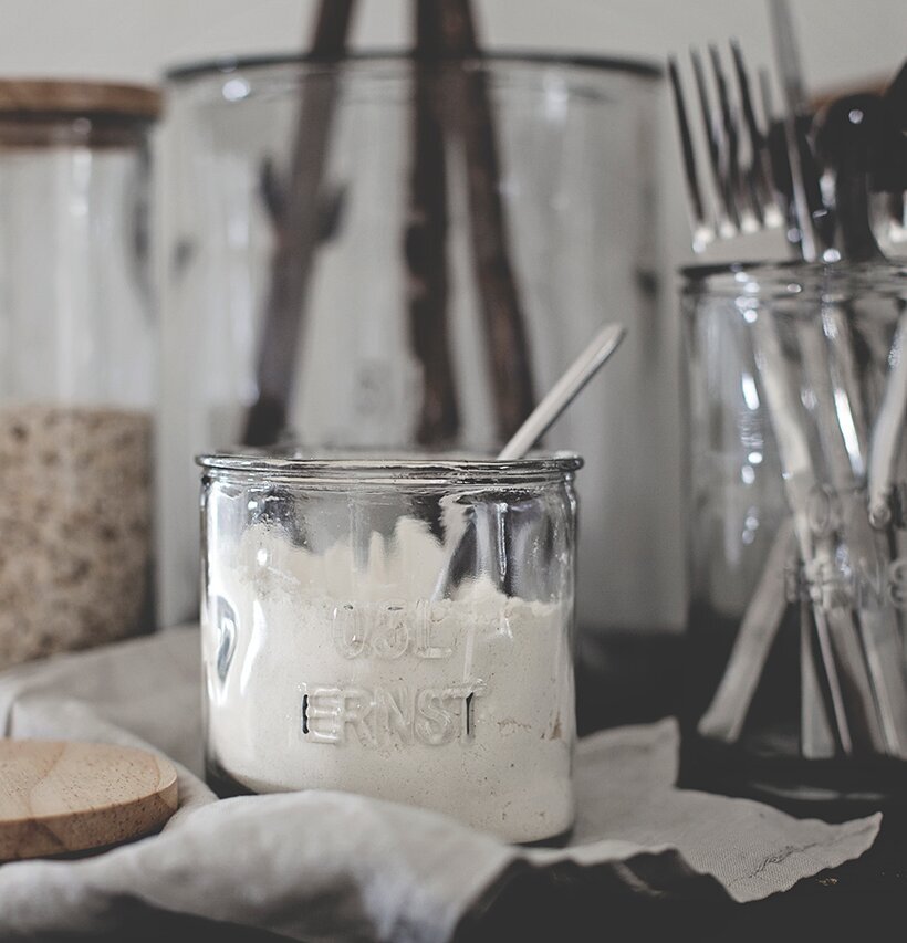 Glasburk 0,5 Liter från Ernst med trälock i ett kök