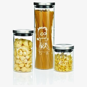 Foto av tre glasburkar för pastaförvaring i köket