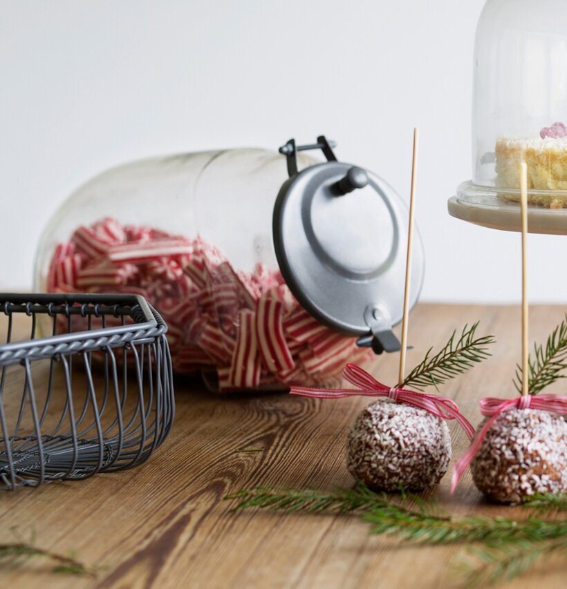 Glasburk Liggande Med Lock från Strömshaga fylld med godis